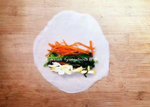 取一张春卷皮，码上放凉的馅料