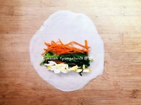 取一张春卷皮，码上放凉的馅料