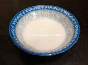 面粉加一些清水，搅匀和成糊