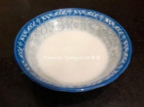 面粉加一些清水，搅匀和成糊