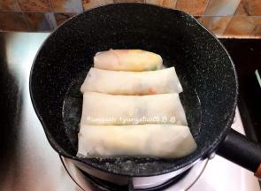 锅中倒入油，烧热，放入春卷油炸，将春卷炸至金黄，捞起沥油后即可食用