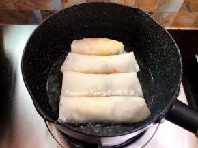 锅中倒入油，烧热，放入春卷油炸，将春卷炸至金黄，捞起沥油后即可食用