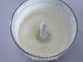 淡奶油加入细砂糖，东菱绞肉机安上打发棒，把淡奶油打发到出现纹路的状态。