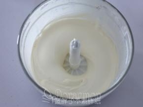 淡奶油加入细砂糖，东菱绞肉机安上打发棒，把淡奶油打发到出现纹路的状态。