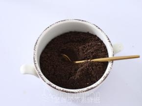 奥利奥饼干去掉糖芯，用东菱绞肉机打成饼干末。