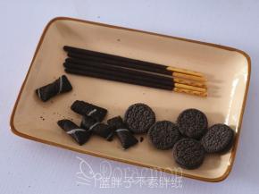 准备好装饰用的各种饼干。