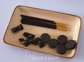 准备好装饰用的各种饼干。