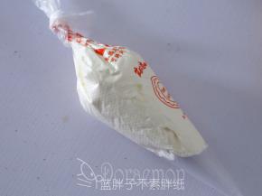 淡奶油装进裱花袋里。
