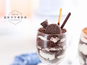 最后用饼干装饰即可。