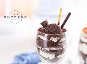 最后用饼干装饰即可。