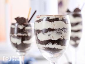 一层饼干末一层淡奶油，挤满整个杯子。