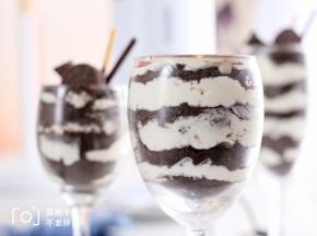 一层饼干末一层淡奶油，挤满整个杯子。