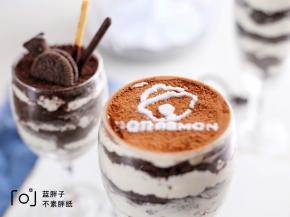 也可以撒上一层可可粉，再用糖筛筛上图案即可。