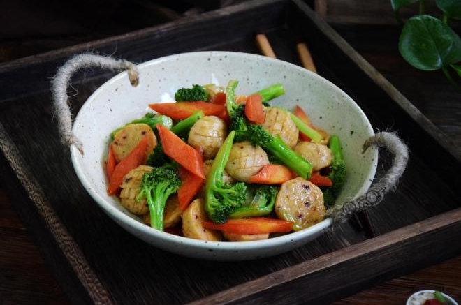 西兰花炒鱼丸