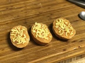 撒上马苏里拉芝士碎。