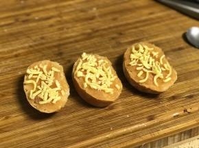 撒上马苏里拉芝士碎。