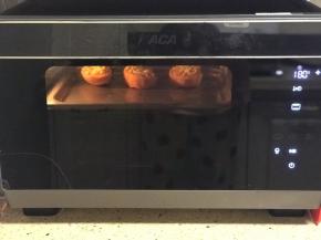 烤箱提前预热10分钟，上火180度下火100度中层烤10分钟左右。没有上下火分开的就都选择180度，底部再放个空烤盘或将欧包放在锡纸上。