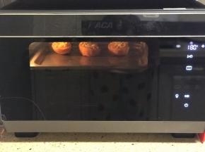 烤箱提前预热10分钟，上火180度下火100度中层烤10分钟左右。没有上下火分开的就都选择180度，底部再放个空烤盘或将欧包放在锡纸上。