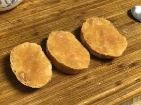 欧包片上抹上鸡肉泥。