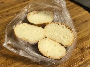 欧包切厚片，喜欢酥脆的可以切稍薄一点的，但不可以太薄。