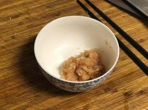 加入黑胡椒、盐、鸡精搅拌均匀，腌制10分钟以上。