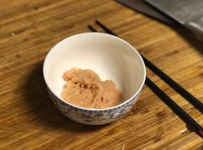 鸡肉剁成泥，我用的是鸡胸肉。