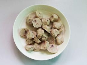 鱼丸对半切开，打一下花刀