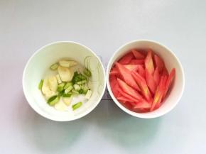 胡萝卜去皮切片，葱切段，蒜切片