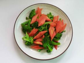 把西兰花和胡萝卜放沸水稍焯烫后捞出沥干