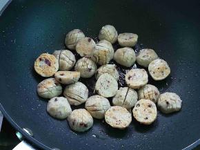 锅多加点油，放入鱼丸煎炒至浅黄色后盛出