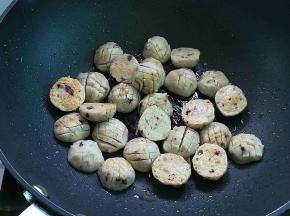 锅多加点油，放入鱼丸煎炒至浅黄色后盛出