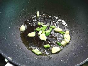 锅中留油，把葱段和蒜片放入爆香