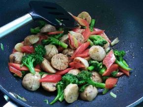 用少量淀粉加水调匀，淋入锅中勾芡炒匀就可以出锅装盘