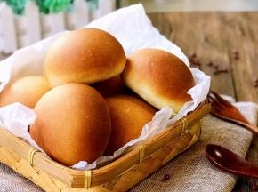 出炉后放在晾网上晾至室温后再食用，不吃的需要密封室温保存或冷冻保存。