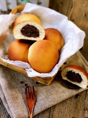 切开看看，满满的红豆馅。