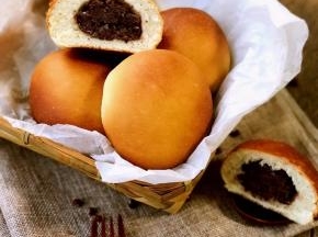 切开看看，满满的红豆馅。