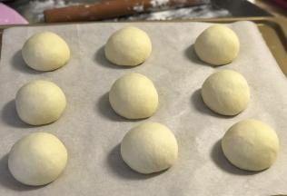 包好滚圆，收口朝下，依次完成所有。在温度是33-38度的环境下发酵至1.5倍大（大约40-60分钟）。