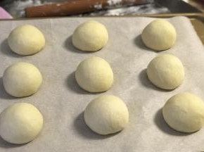 包好滚圆，收口朝下，依次完成所有。在温度是33-38度的环境下发酵至1.5倍大（大约40-60分钟）。