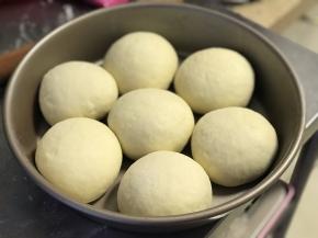 发好的面团排气并均分成8-10份儿，滚圆后盖上保鲜膜松弛20-30分钟。
