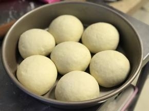 发好的面团排气并均分成8-10份儿，滚圆后盖上保鲜膜松弛20-30分钟。