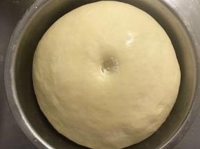 整形后（圆形）盖上保鲜膜，在温度25-28度的环境发酵至两倍大（大概1.5-2小时）。