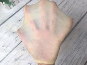 需要揉出手套膜或者取出后可配合手揉揉出手套膜。