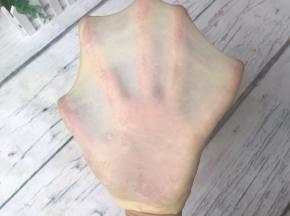 需要揉出手套膜或者取出后可配合手揉揉出手套膜。