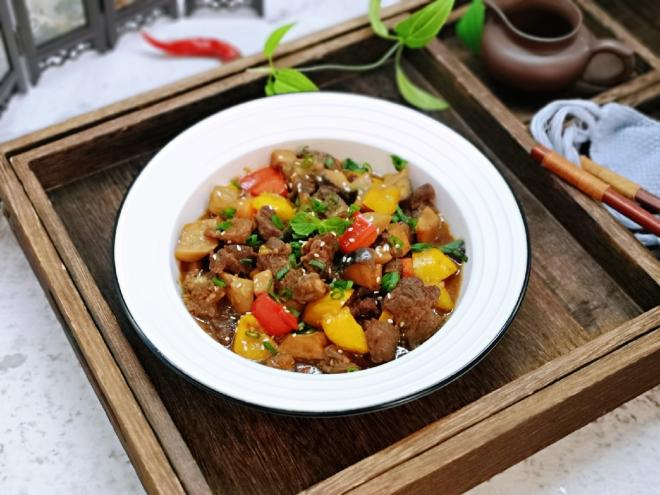秘制彩椒香菇烩牛肉