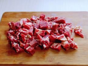 牛肉洗干净，用冷水将牛肉里的血水泡出。(反复换清水)再切小块。