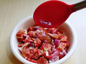 加入料酒，再次抓拌均匀，放旁边静置15分钟。