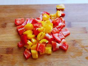 彩椒洗干净切小块。