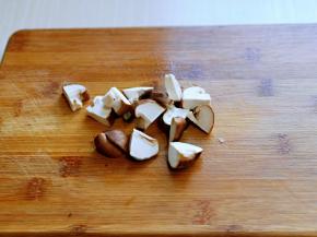 香菇洗干净切小块。