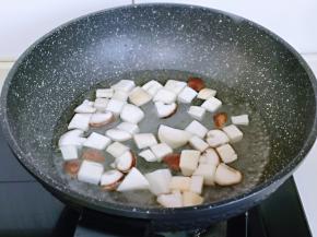 将香菇焯水，香菇丁冷水入锅，烧开煮1分钟捞出备用。