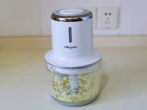 启动绞肉机绞碎，宝贝平时不喜欢吃姜，所以我选择把它绞碎，他看不到姜，吃的不亦乐乎哈～